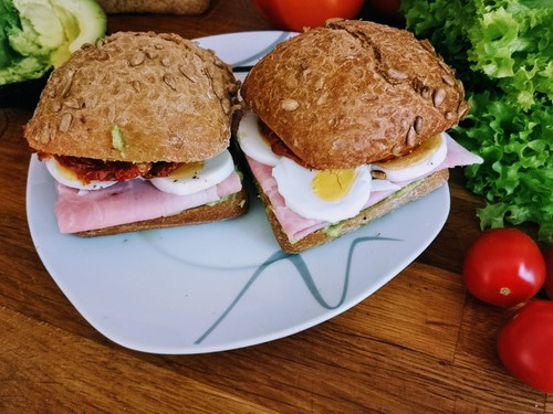 Kanapki z awokado, szynką, jajkiem i pomidorkami