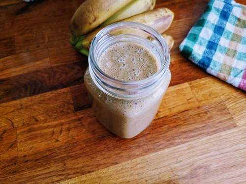 Koktajl z malinami, bananem, pietruszką i wątróbką