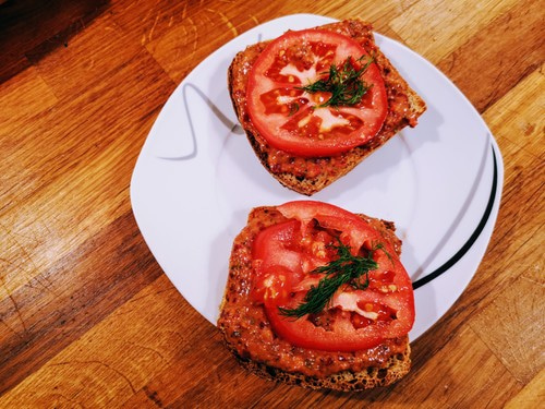 Kanapka z pomidorem i pastą fasolowo-paprykową