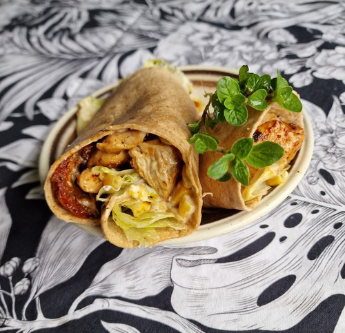 Tortilla z kurczakiem, pomidorami suszonymi, kukurydzą i sałatą