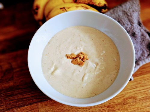 Jogurt Skyr z masłem orzechowym i bananem