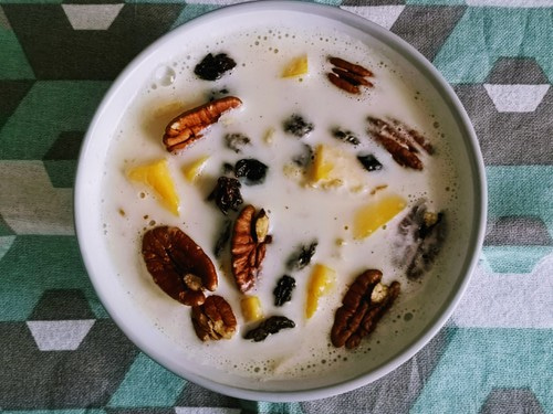 Owsianka z mango, orzechami pekan na mleku migdałowym