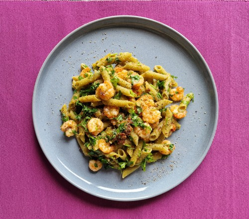 Krewetki z penne z zielonego groszku