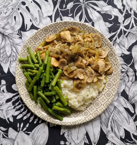 Kurczak z ryżem, pieczarkami i fasolką szparagową